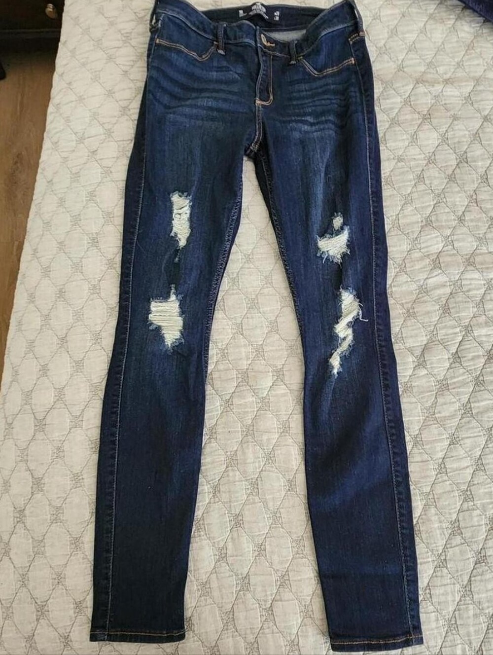 Hollister Co Dark Wash Distressed Curvy Mid Rise Skinny Jeans 7R GUC Worn Once